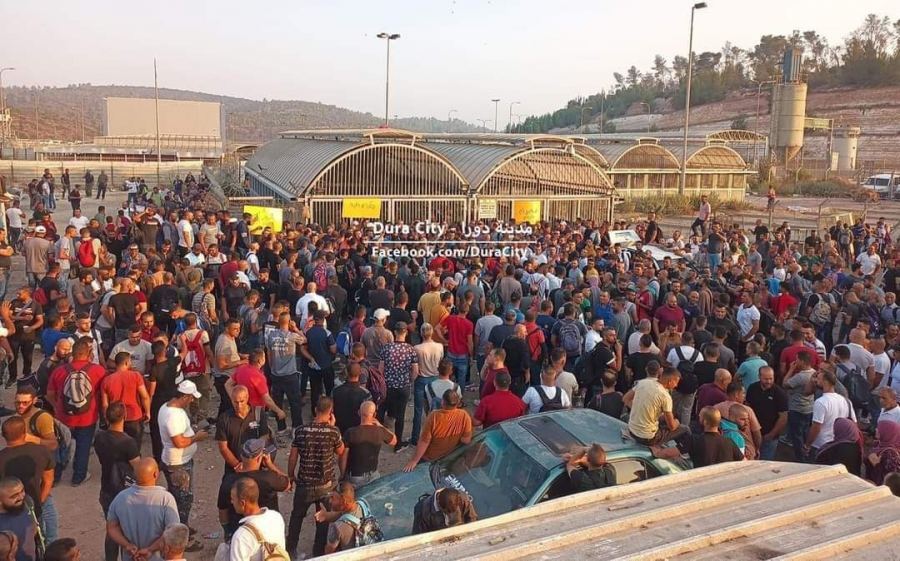 العمال ينظمون احتجاجات على المعابر رفضا لتحويل رواتبهم على البنوك